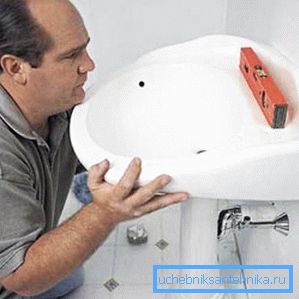 Před instalací umyvadla do koupelny byste měli udělat prostor pro to.
