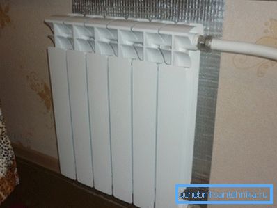 Před instalací obrazovky na baterii připevněte žárovku, která odráží teplo