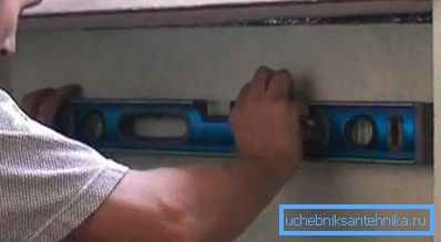 Před instalací držáků je třeba správně označit. Před instalací držáků je třeba správně označit.