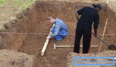 Před instalací měniče vykopněte vhodnou jámu.