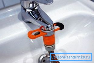 Adaptér na kohoutku u dřezu.
