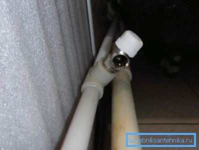 Uzavřete vypouštěcí ventil, abyste zabránili ztrátě kapaliny.