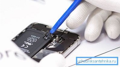 První věcí je úplná demontáž telefonu První věcí je úplná demontáž telefonu