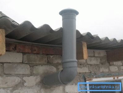 Plastové odpadní vody mohou dobře vyměnit ventilační potrubí. Na fotografii se používá k uspořádání ventkanal v přízemí.