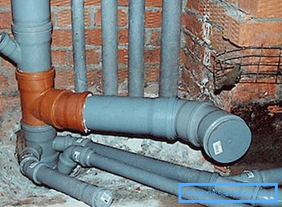 Plastový kryt na kanalizačním potrubí Plastový kryt na kanalizačním potrubí