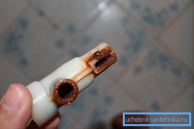 Plastové části mohou být také silně vystaveny korozi, pokud jsou v přímém kontaktu s kovem.