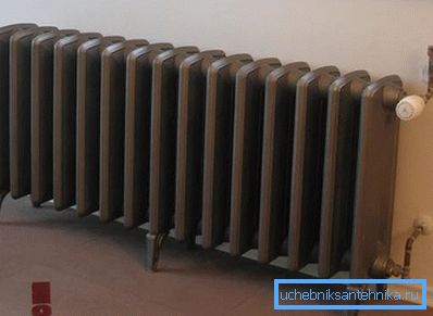 Povrch vyhřívání litinového radiátoru umožňuje vyzařovat více tepla. Povrch vyhřívání litinového radiátoru umožňuje vyzařovat více tepla.