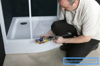 Po dokončení instalace jsou technologické mezery utěsněny silikonem