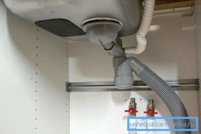 Pod kuchyňským dřezem. Pod kuchyňským dřezem.