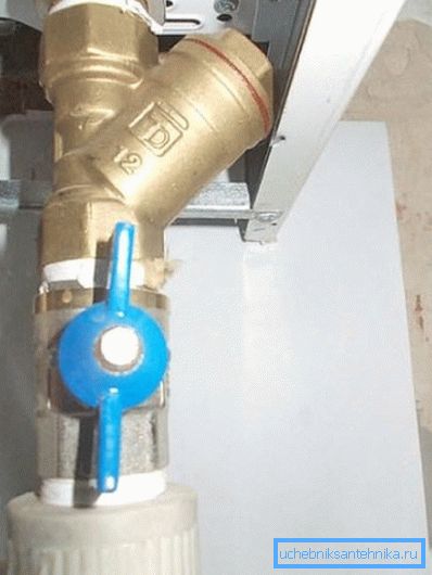 Je žádoucí uspořádat přívod vody do kotle pomocí filtru a ventilů.