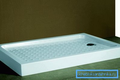 Paleta uvolňuje prostor v koupelně.
