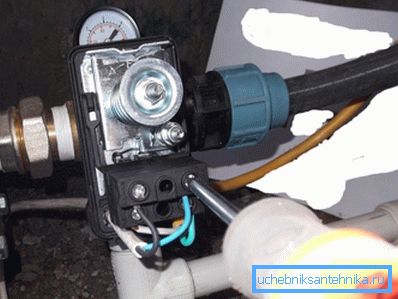 Elektrické připojení k regulátoru tlaku.