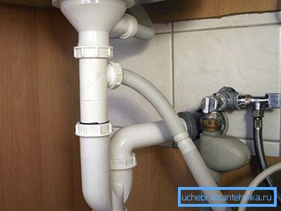 Připojení myčky k přívodu vody pomocí kulových ventilů Připojení myčky k přívodu vody pomocí kulových ventilů