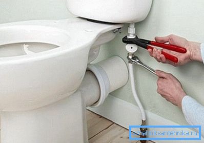 Připojte toaletu k stokovému stoupacímu vodorovně