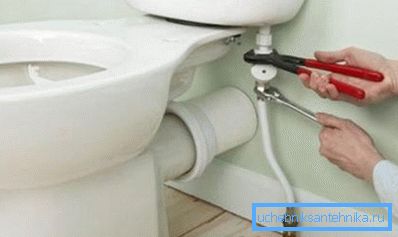 Připojení toalety se správnými dovednostmi můžete provést vlastními rukama