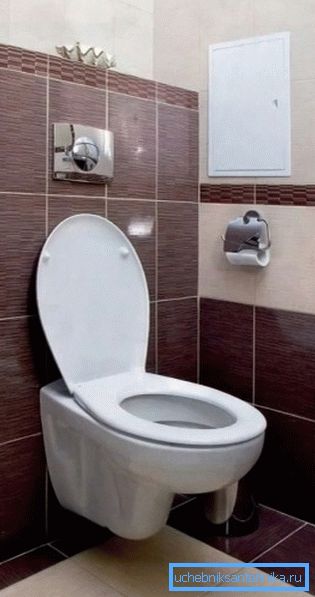 Závěsná toaleta šetří prostor kvůli skrytému umístění cisterny