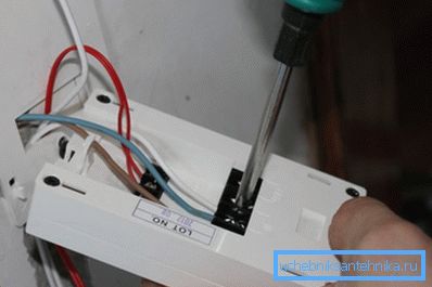 Zobrazuje proces připojení termostatu. Zobrazuje proces připojení termostatu.