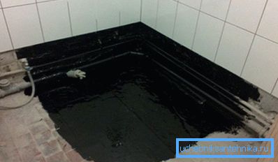 Podlaha pokrytá asfaltovou hydroizolací