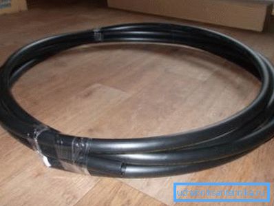 Polyetylénová trubka pro připojení k čerpadlu.