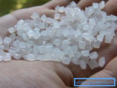 Polypropylenové granule - jedna z nejběžnějších forem výroby surovin pro výrobu trubek a jiných výrobků. Polypropylenové granule - jedna z nejběžnějších forem výroby surovin pro výrobu trubek a jiných výrobků.