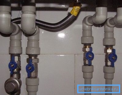 Po instalaci kotle na jeho připojení by měl být zajištěn volný a rychlý přístup.