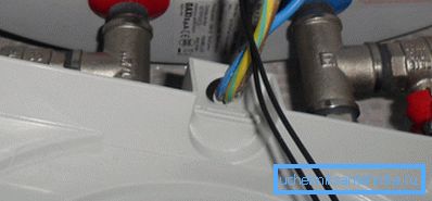 Po instalaci by neměly být žádné neizolované nebo závěsné dráty. Po instalaci by neměly být žádné neizolované nebo závěsné dráty.