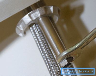 Po odšroubování šroubů můžete snadno sejmout svorku a vyjmout směšovač