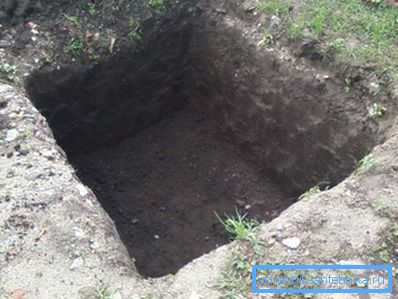 Po vykopání díry by měly její zdi posílit deskami. Po vykopání díry by měly její zdi posílit deskami.