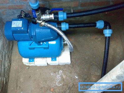 Povrchová čerpací stanice s hydroakumulátorem.