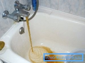 Zvýšený obsah železa může být někdy identifikován rezavou barvou.