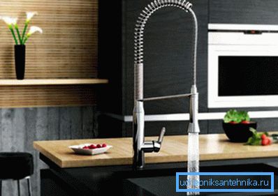 V případě potřeby je možné jeřáb spustit nebo zvednout.