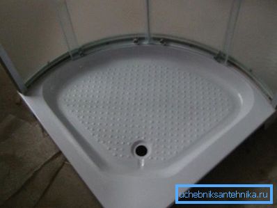 K dispozici je sprchový kout s nízkou akrylátovou pánví o rozměrech 80x80 mm. K dispozici je sprchový kout s nízkou akrylátovou pánví o rozměrech 80x80 mm.