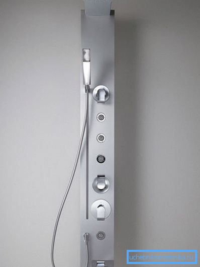 Představuje design ve formě panelu s hydromasáží a sprchovým koutem.