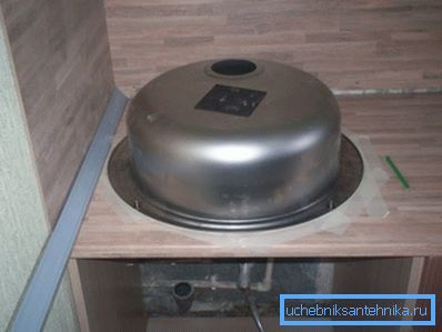 Předem vložená maskovací páska chrání povrch stolu před poškrábáním. Předem vložená maskovací páska chrání povrch stolu před poškrábáním.