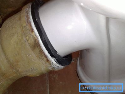 Při demontáži starého zařízení věnujte pozornost způsobu jeho připojení a typu vypouštěcího potrubí.