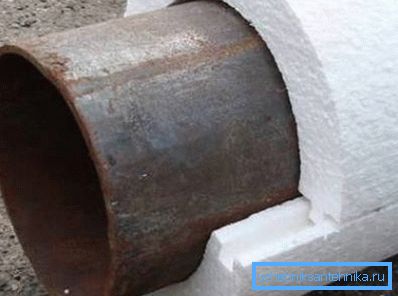 Při montáži se horní část pláště musí trochu posunout zpět. Při montáži se horní část pláště musí trochu posunout zpět.