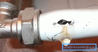 Pokud se potrubí rozbije, doporučujeme vyměnit poškozenou oblast.