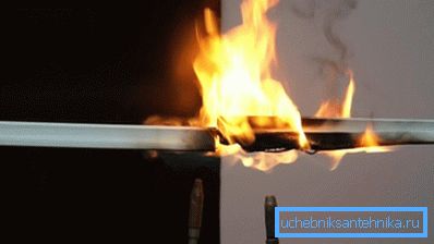 Při spalování PVC se uvolňuje toxický plyn.