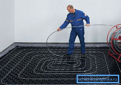 Při pokládání trubek dodržujte přípustný poloměr otáčení