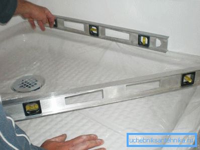 Při instalaci palety pozorujte svah ve směru odtoku. Při instalaci palety pozorujte svah ve směru odtoku.