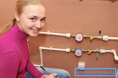 Při instalaci měřících přístrojů je třeba se o ně starat.