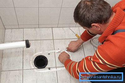 Při instalaci toalety se svislým výstupem vstupuje tryska do hrdla potrubí namontovaného v podlaze