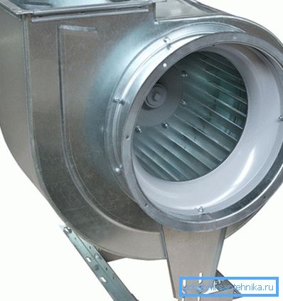 Jak se zvyšuje mezera mezi předním kotoučem oběžného kola a sací tryskou, výkon ventilátoru prudce klesá.