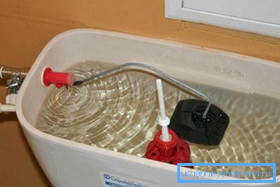 V horní poloze plováku by měl být průtok vody uzavíracím ventilem zcela zastaven. V horní poloze plováku by měl být průtok vody uzavíracím ventilem zcela zastaven.