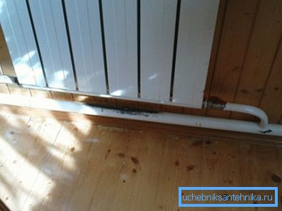Když je vzduch vytlačován do horní části baterie, cirkulace projde jeho spodním kolektorem.