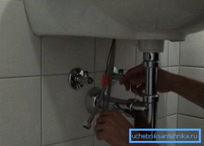 Přístroj je připojen stejně jako obvyklý kohout.