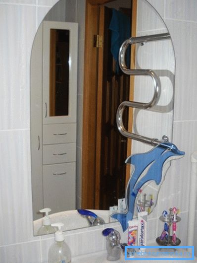 Lepený plech s barevnou vložkou.