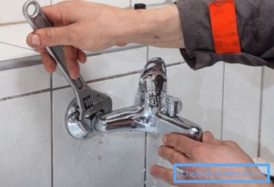 Nasroubujte kryt přístroje. Nasroubujte kryt přístroje.