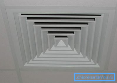 Použití maskování s falešnými konstrukcemi zanechává viditelné pouze plastové stropní ventilační mřížky.