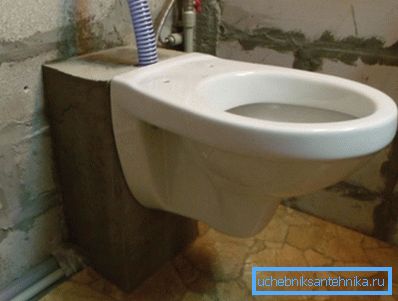 Příklad misky upevněné na betonovém bloku